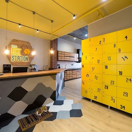 Hotel Bee Station Киев Екстериор снимка