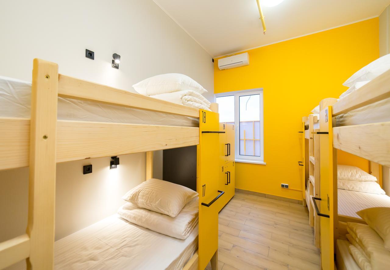 Hotel Bee Station Киев Екстериор снимка