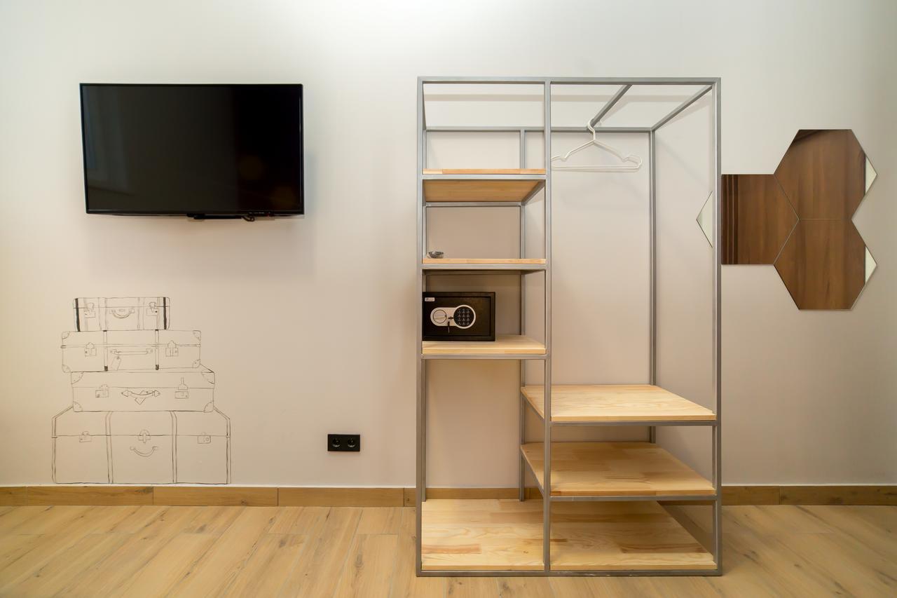 Hotel Bee Station Киев Екстериор снимка
