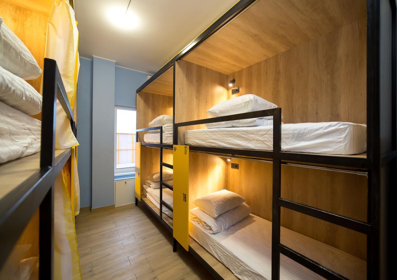 Hotel Bee Station Киев Екстериор снимка