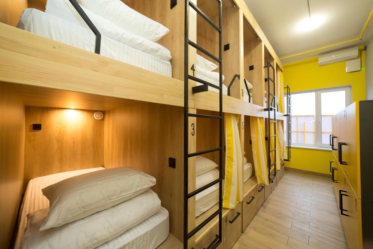 Hotel Bee Station Киев Екстериор снимка