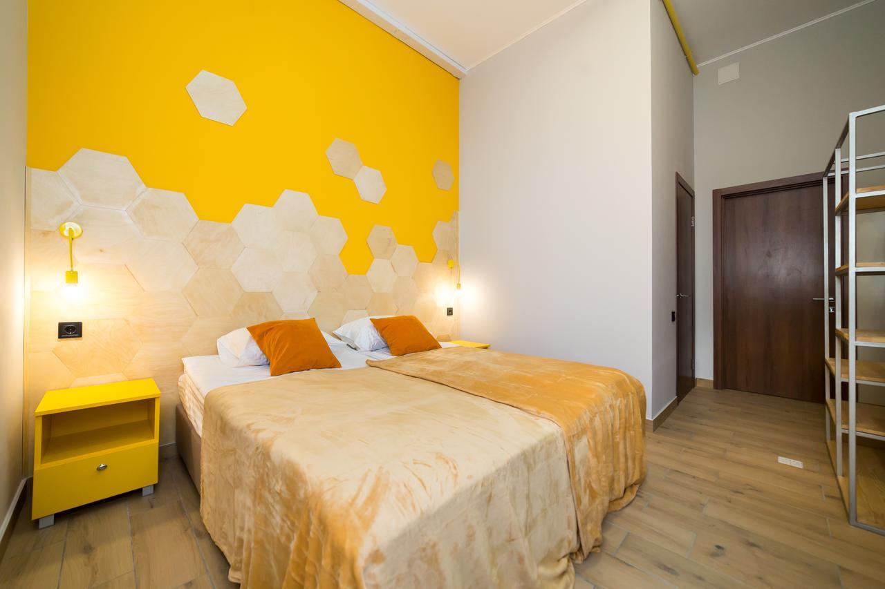 Hotel Bee Station Киев Екстериор снимка