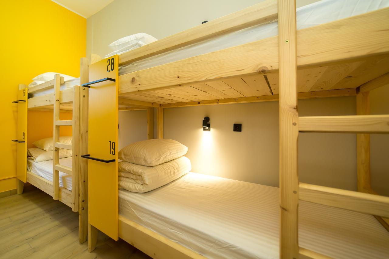 Hotel Bee Station Киев Екстериор снимка
