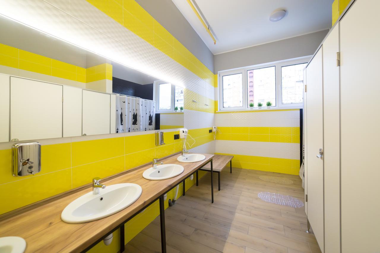 Hotel Bee Station Киев Екстериор снимка