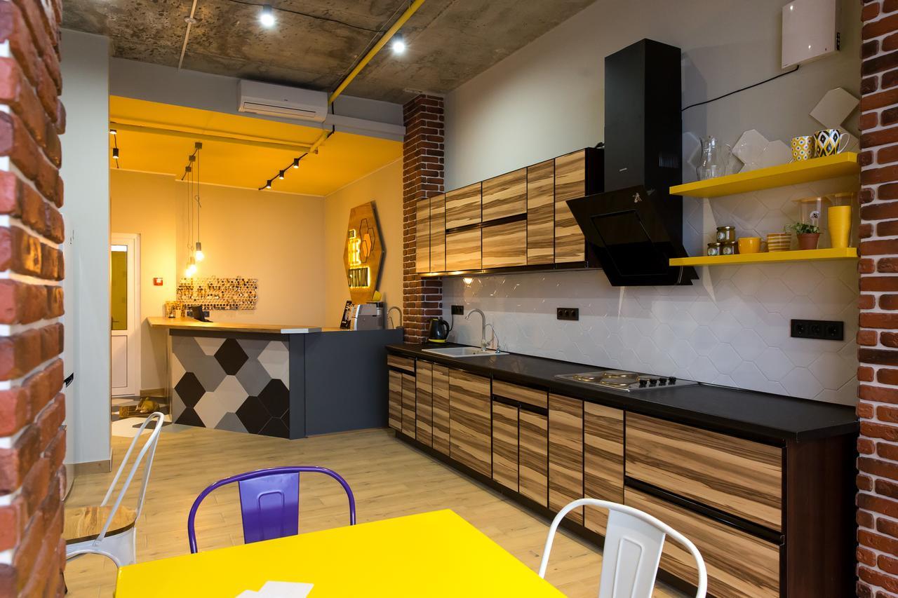 Hotel Bee Station Киев Екстериор снимка