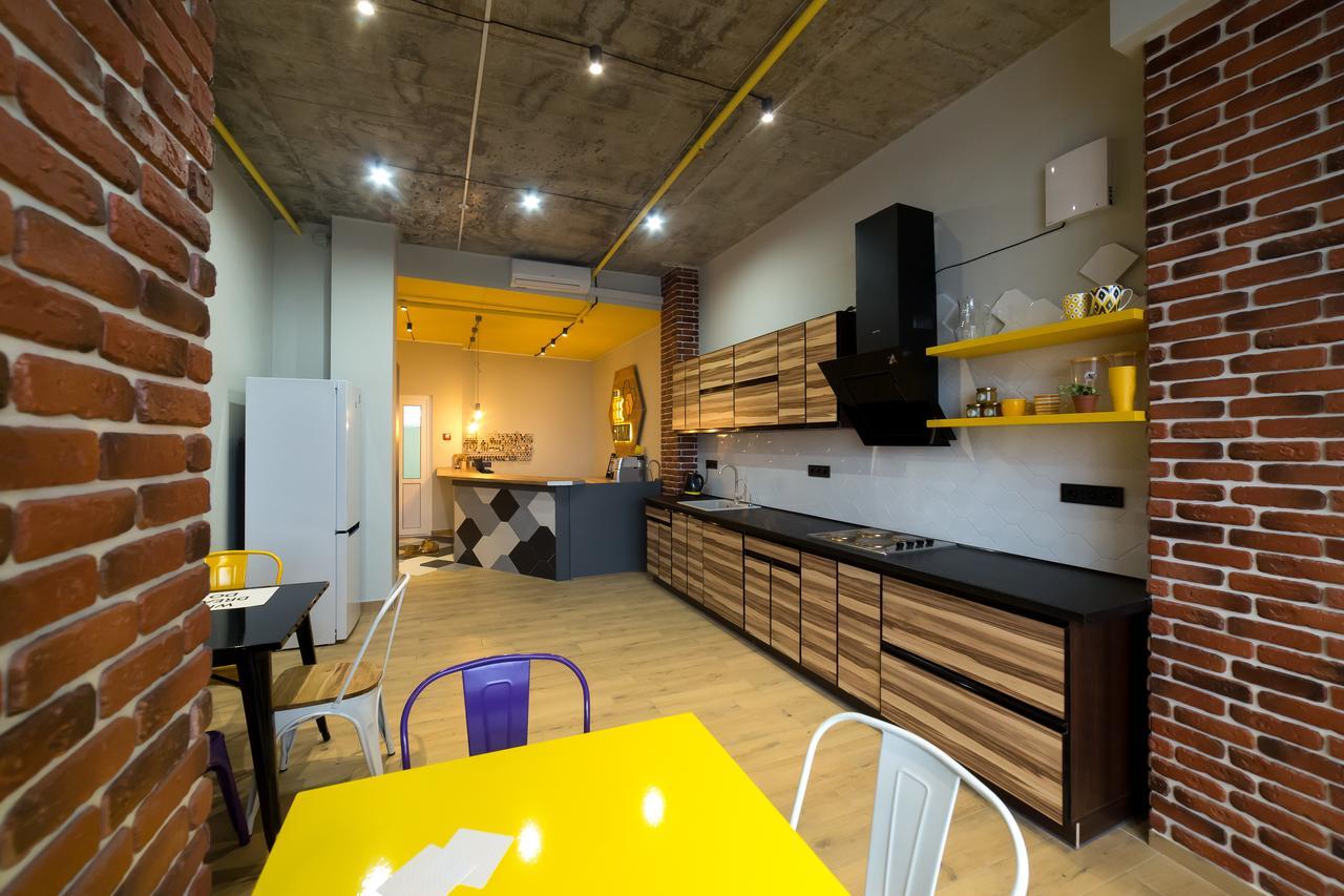 Hotel Bee Station Киев Екстериор снимка